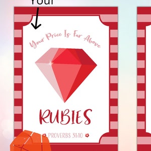 Puede incluir: Dos etiquetas de regalo imprimibles para el Día de San Valentín con un diamante rojo y el texto "Your Price Is Far Above Rubies Proverbs 31:10" y "Her Price Is Far Above Rubies Proverbs 31:10".