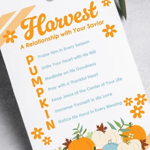 以下が含まれることがあります： オレンジ色の筆記体で「Harvest」と書かれた白いギフトタグ。インスピレーションを与えるフレーズのリストが特徴です。タグには、さまざまな色のカボチャのイラストが含まれており、オレンジ色の花の模様と白い紐でアクセントがつけられています。