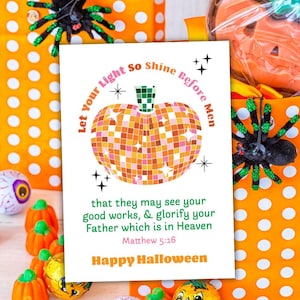 印刷可能な「Let Your Light Shine」聖書の一節ハロウィンギフトタグ – 聖書の言葉が入ったディスコパンプキン – クリスチャンパンプキンギフトタグ