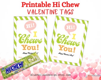 Może przedstawiać: Dwie drukowane etykiety na prezenty walentynkowe w zielono-białe paski. Etykiety zawierają dymkę z tekstem "Hi! I Chews You!" i tekstem "Happy Valentine's Day!"  Etykiety są przeznaczone do użycia z cukierkami Hi-Chew.