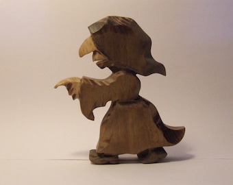 Figurine de sorcière en bois