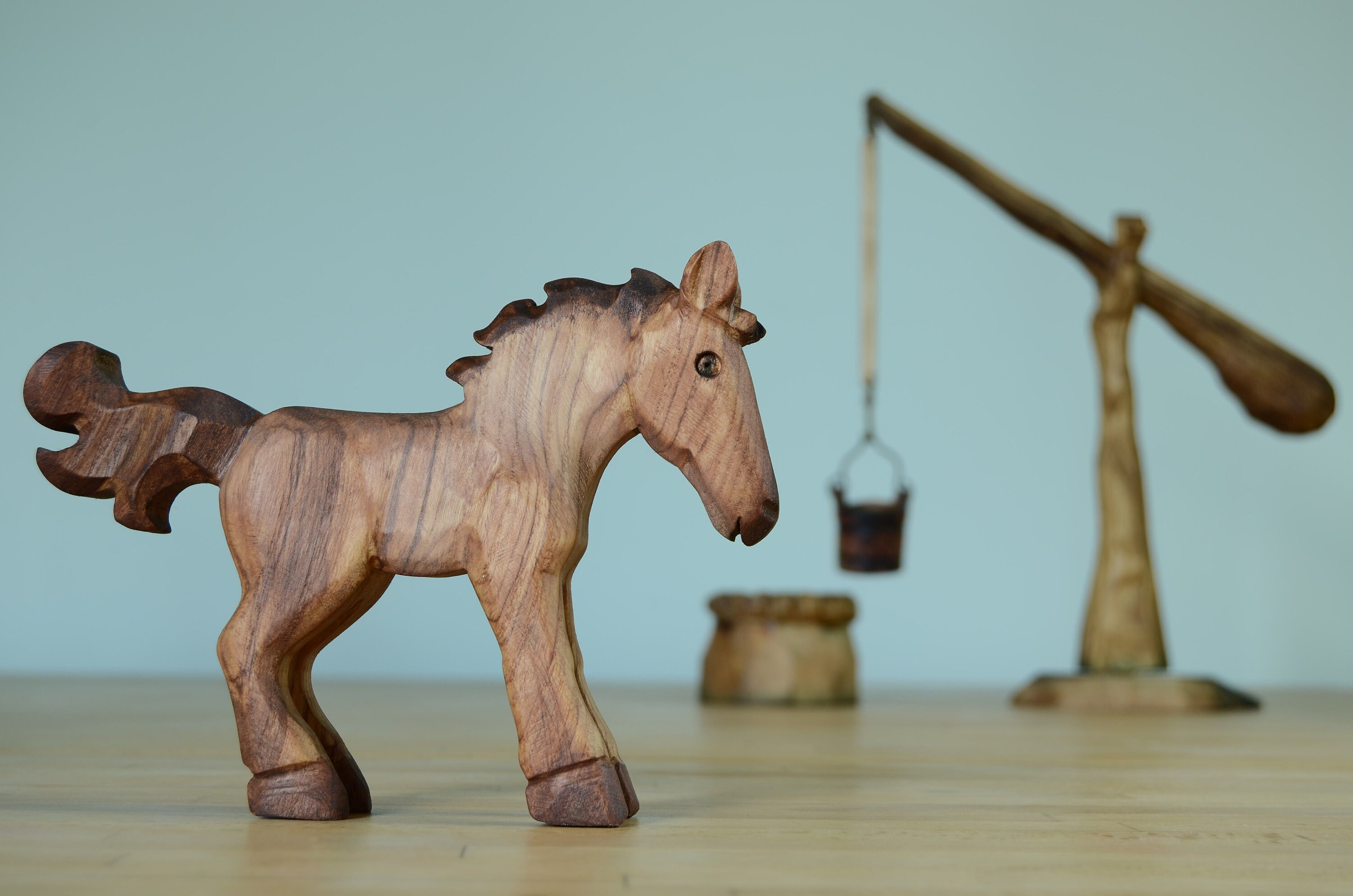 Фигурка лошади из дерева. Композиция из деревьев. Статуэтка деревянная жеребенок. Конь деревянный ручная работа.