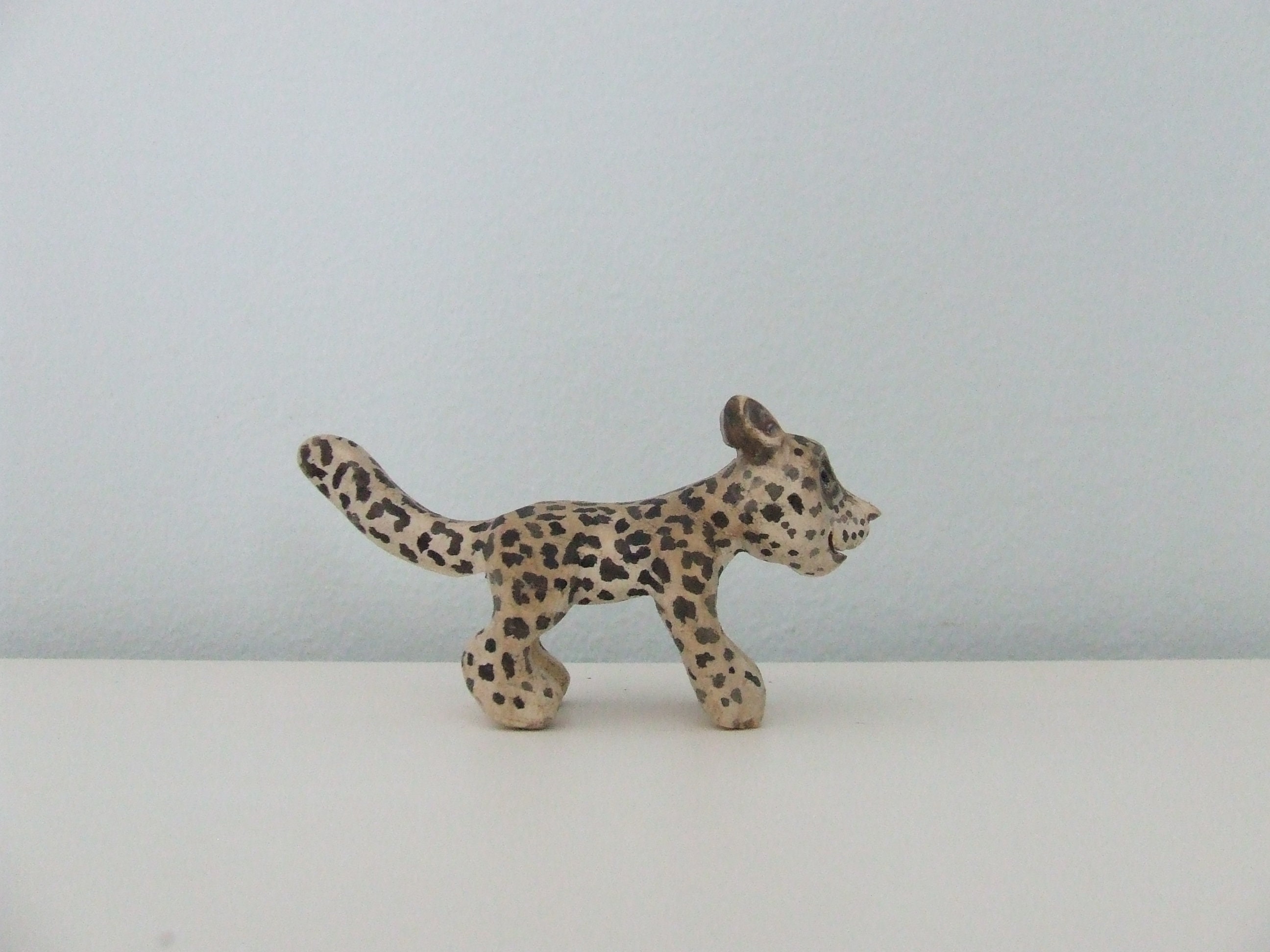 Safari Ltd Cucciolo Di Leopardo Delle Nevi – Statuetta Realistica 6,3 Cm, Giocattolo Educativo Dipinto A Mano