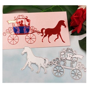 Puede incluir: Troquel de metal para manualidades, con un carruaje tirado por un caballo con dos figuras en su interior. El carruaje tiene detalles intrincados y ruedas. El caballo est&aacute; mirando hacia la derecha y tiene una melena y una cola fluidas. El troquel es blanco y se muestra sobre un fondo rosa.