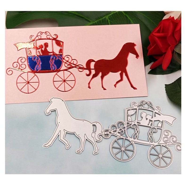 Puede incluir: Troquel de metal para manualidades, con un carruaje tirado por un caballo con dos figuras en su interior. El carruaje tiene detalles intrincados y ruedas. El caballo est&aacute; mirando hacia la derecha y tiene una melena y una cola fluidas. El troquel es blanco y se muestra sobre un fondo rosa.