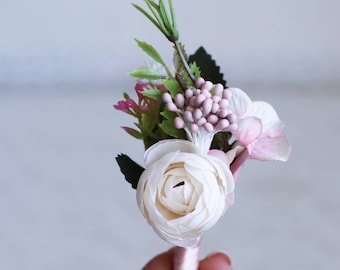 Boutonniere de novio rosa y marfil: accesorio rústico bohemio para
