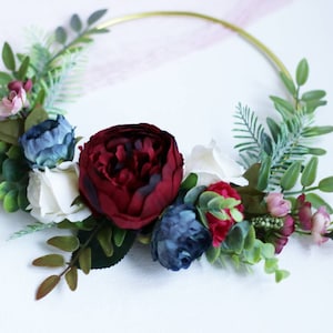 Ramo de aro para boda: peonía burdeos, rosas azul marino marfil con eucalipto. Decoración alternativa para ramo de dama de honor.