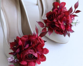 Fermagli per scarpe con fiori bordeaux: accessori da sposa con camelia e ortensia
