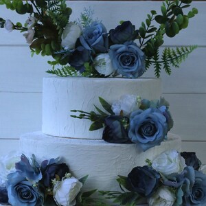 Topper per torta floreale blu – Decorazione rustica per matrimonio in stile bosco con rose finte, peonie, ortensie e verde eucalipto