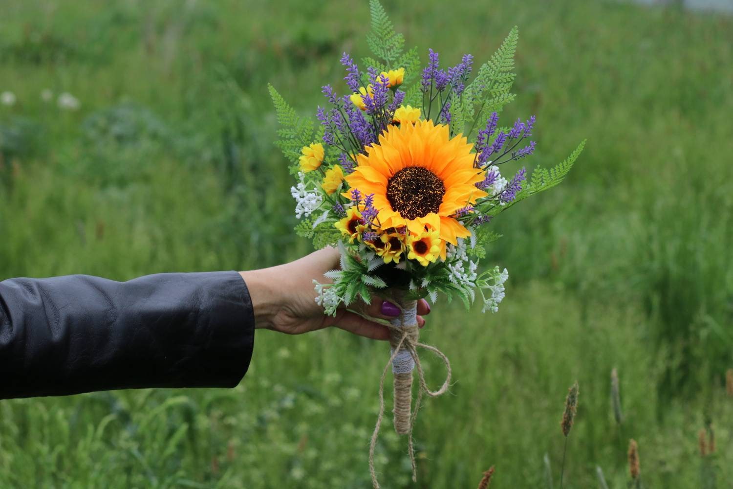 Sonnenblumen-Lavendel-Hochzeitsstrauß: Brautjungfernstrauß