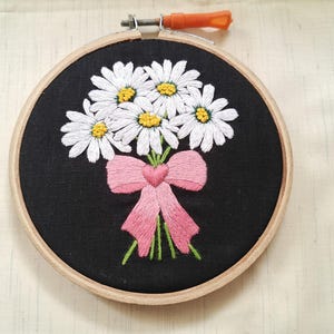 Daisy Embroidery Hoop – Handmade Floral Wall Decor with Pink Bow | Marathi Gift