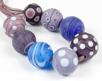 8 große runde handgefertigte Lampwork Perlen, verziert Lila Lavendel Blau Weiß, KunsthandwerkEr Geätzte Glasschmuck Halskette Zubehör Sarahwattsbeads