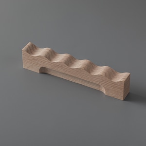 Pode incluir: Uma pega de madeira com um design ondulado e ondulado. A pega é de cor castanho claro e tem um acabamento liso.