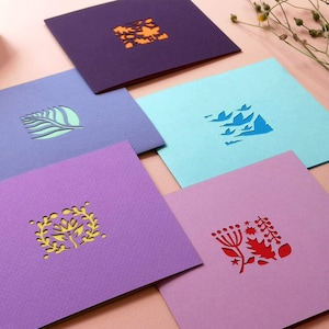 Cartes pliantes découpées en papier comme invitations, cartes cadeaux ou bons d'achat, cartes de vœux, félicitations pour anniversaires, naissances, fêtes, mariages, condoléances