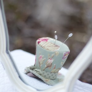 Può includere: Un set di tre tazze in ceramica con finitura maculata e opaca. Le tazze sono nei toni del crema, grigio chiaro e grigio scuro. Ogni tazza ha un design semplice e minimalista e un manico arrotondato.