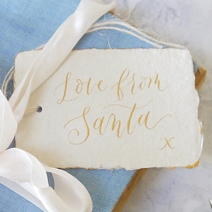 Personalisierter Weihnachtsgeschenkanhänger - Kalligraphie Namensanhänger - Handgemachter Weihnachtsmann Anhänger mit Schnur