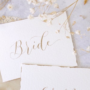Kalligraphie Platzkarten für die Hochzeit - Handgeschriebene Namenskärtchen für Braut & Bräutigam - Elegante Tischdekoration