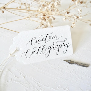 Personalisierte Kalligraphie Geschenkanhänger - Namensschilder für Hochzeiten, Geschenke, Gedecke, handgemacht mit Schnur, Luxuspapier