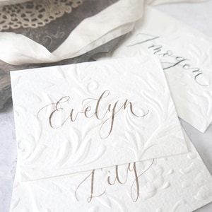 Geprägte Hochzeitsnamenkarten - Handgeschriebene Kalligraphie-Tischkarten für elegante Tischdekorationen, individuelle Gastnamen, luxuriöses Event-Dekor