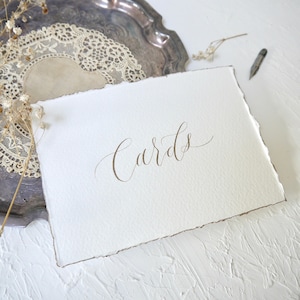 Hochzeitsschild Kalligraphie - Personalisiertes Gästebuch, Karten & Geschenke Tischschild, handgeschrieben auf luxuriösem Papier, A6-Dekor