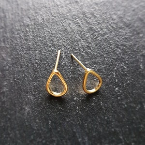 Pendientes de gota de lluvia, tachuelas pequeñas chapadas en oro, pendientes de oro pequeños, pendientes delicados de gota de lluvia, gota de lluvia de oro minimalista, pendientes delicados, promoción