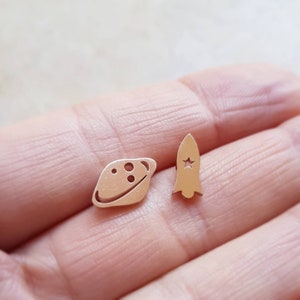 Saturn Space Shuttle Studs,Bright Space Earrings,Space Shuttle Saturn Cartilage Earrings,Saturn Rocket Shaped Space Themed,Gold Rose Studs