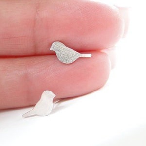 Schattige vogel Stud Oorbellen, kleine vogel kleine hengsten, sierlijke vogel Stud Oorbellen, minimalistische zilveren oorbellen, zomer sieraden, delicate oorbellen, promo