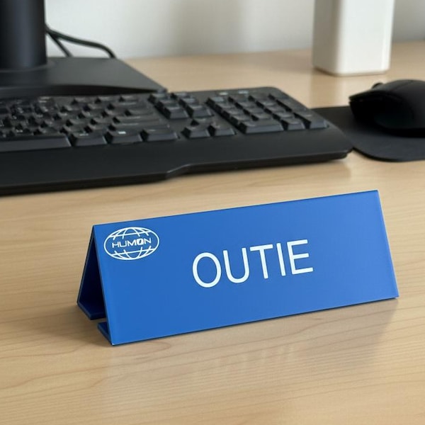 Severance "Innie/Outie" wendbares Schreibtischschild | 3D-Gedrucktes Büro Dekor | Fan Geschenk & Sammlerstück