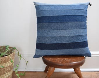 Handgefertigtes, Modernes Unikat Patchwork Denim Kissen: Recycelte Jeans , 50 x 50 cm