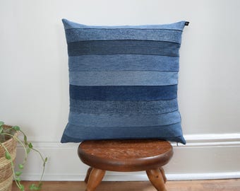 Handgefertigtes, Modernes Unikat Patchwork Denim Kissen: Recycelte Jeans , 50 x 50 cm