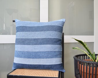 Handgefertigtes, Modernes Unikat Patchwork Denim Kissen: Recycelte Jeans , 50 x 50 cm