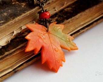 Collar de hoja de arce: colgante de gota de lluvia otoñal de arcilla polimérica