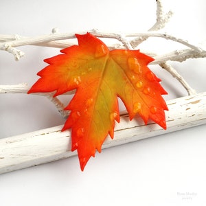 Ahornblatt Pin, gelb orange rot realistische Herbstblätter Regentropfen Brosche, Herbst Geschenk für Frau, Floral Botanische Pin mit Tresorschloss