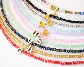 Collana con perline, collana personalizzata con iniziale in oro