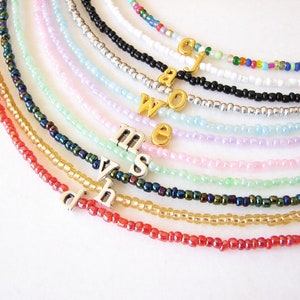 Colar de contas, colar com inicial dourada personalizada