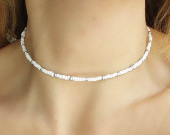 Halsband med vit pärlhalsband och silverfärgat glas