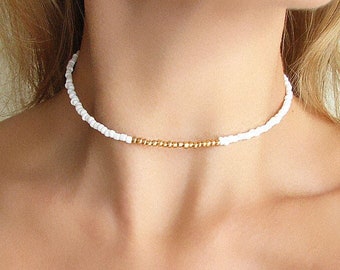 Choker con perline bianche, delicata collana in vetro