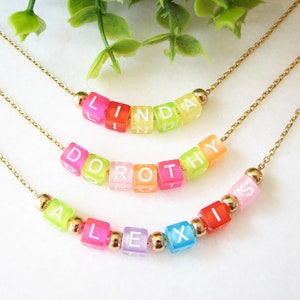 Name Perlenkette, personalisierte Namenskette, bunte Buchstabenhalskette, Kinder-Worthalskette
