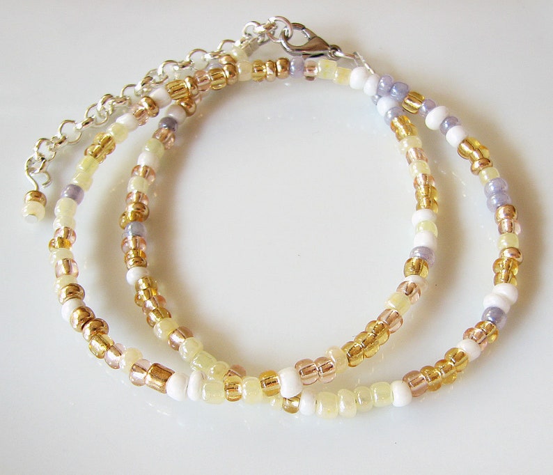 Dainty mix gold seed bead choker necklace made of 2.9mm glass seed beads. Length is 13 inches or 15 inches plus 2 inches extender chain. Closes with stainless steel lobster clasp.