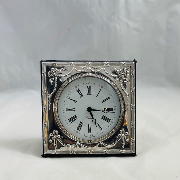 Horloge de chevalet britannique à quartz antique en argent sterling avec support