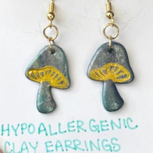 Groenblauwe paddenstoeloorbellen, handgemaakte kleibedels, hypoallergene haken