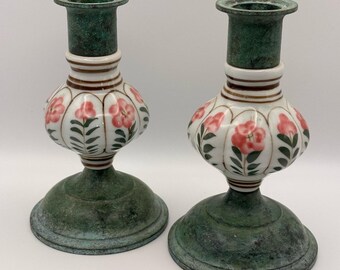 Juego de 2 candelabros vintage de porcelana y metal con motivos florales pintados a mano.