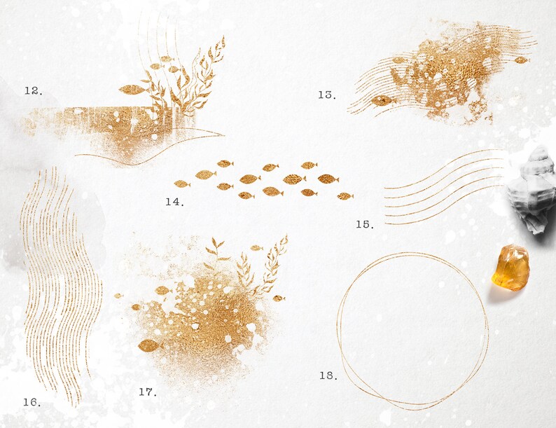 K&ouml;nnte beinhalten: Goldfolien-Illustrationen von Fischen, Algen und Wellen auf wei&szlig;em Hintergrund. Die Zahlen 12, 13, 14, 15, 16, 17 und 18 sind in schwarzer Schrift geschrieben. Ein goldener Kreisrahmen befindet sich in der unteren rechten Ecke. Ein goldfarbener Stein befindet sich in der unteren rechten Ecke.