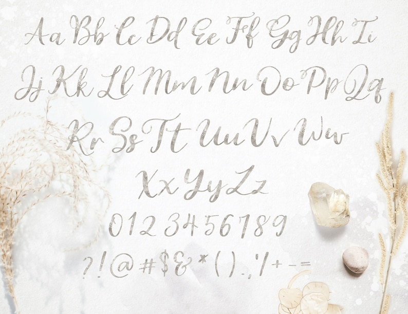 K&ouml;nnte beinhalten: Ein handgeschriebenes Alphabet und Zahlen in hellgrauer Farbe auf wei&szlig;em Hintergrund. Die Buchstaben sind in einer kursiven Schriftart und die Zahlen in einer einfachen Schriftart. Es sind auch Satzzeichen und Symbole enthalten.