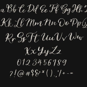 K&ouml;nnte beinhalten: Ein silberfarbener Schriftsatz mit Gro&szlig;buchstaben, Kleinbuchstaben, Zahlen und Satzzeichen. Die Schriftart ist handgeschrieben und hat einen flie&szlig;enden, eleganten Stil.