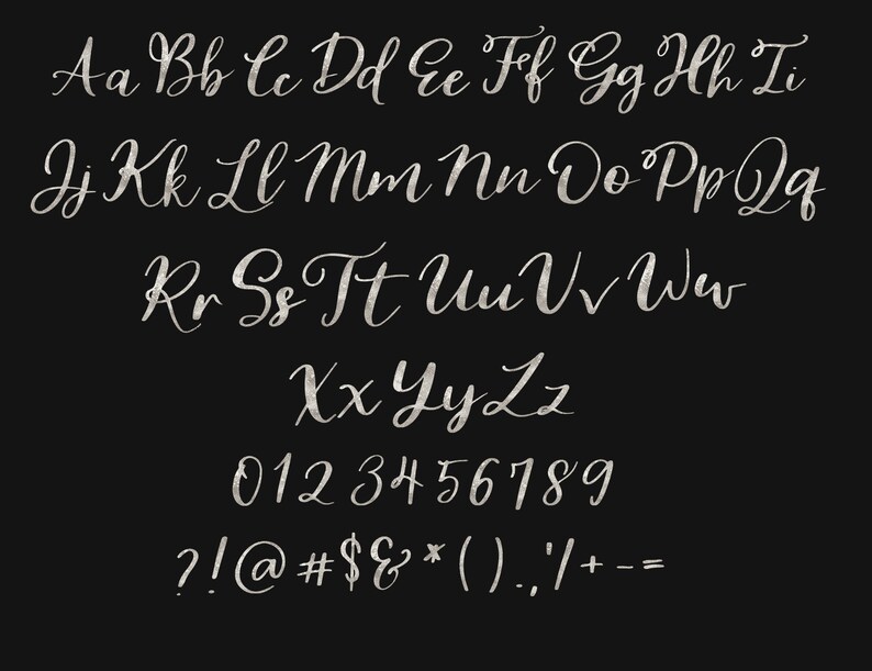 K&ouml;nnte beinhalten: Ein silberfarbener Schriftsatz mit Gro&szlig;buchstaben, Kleinbuchstaben, Zahlen und Satzzeichen. Die Schriftart ist handgeschrieben und hat einen flie&szlig;enden, eleganten Stil.