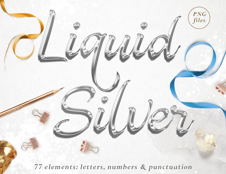 Pu&ograve; includere: Un design digitale con le parole "Liquid Silver" in un carattere metallico lucido. L'immagine include elementi decorativi come nastri, una matita, fermagli e il testo "77 elementi: lettere, numeri e punteggiatura."