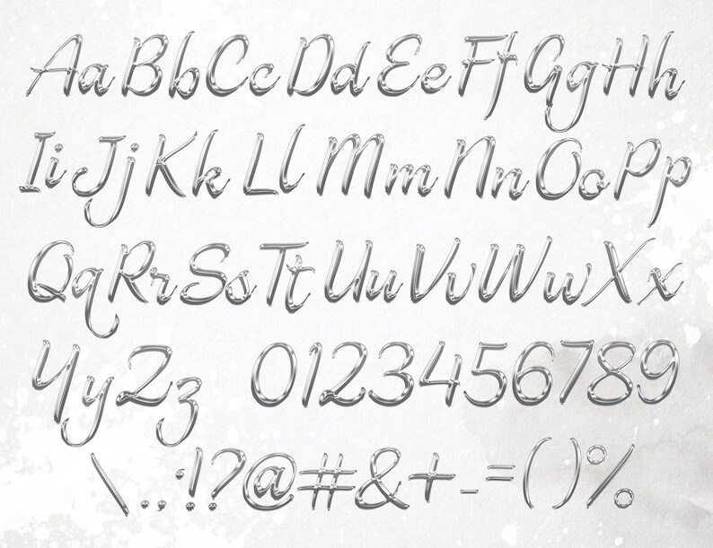 Pu&ograve; includere: Un set completo di lettere dell'alfabeto, numeri e simboli argentati in corsivo. Le lettere sono sia maiuscole che minuscole, con un aspetto lucido e metallico. Lo sfondo &egrave; bianco e strutturato.
