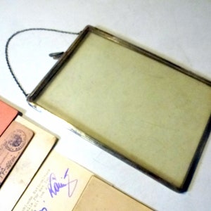 oude identiteitskaarthouder uit 1950 met foto&#39;s en papieren