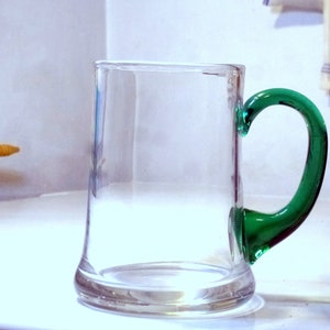 Vintage GLASKRUG mit grünem Griff mundgeblasen Kunsthandwerk